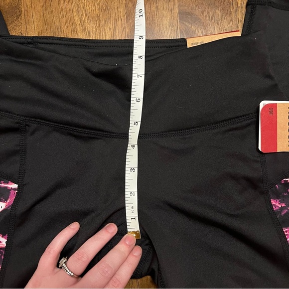 NWT Reebok Muse Capri Leggings 20” Inseam Size XS Black / Pink Workout Running - Picture 5 of 11